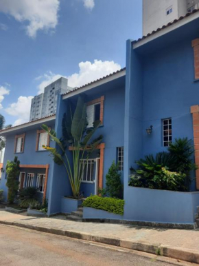 Charmosa casa em condominio com quintal